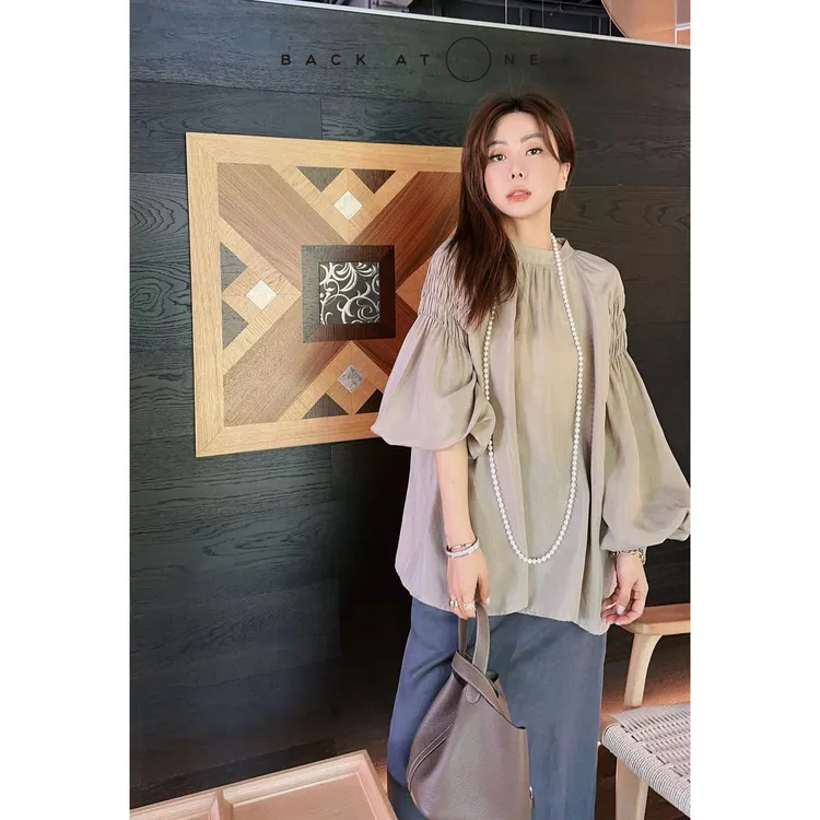 BackAtOne “小荷漫波”抽褶立领灯笼袖卡其上衣衬衫 BES-1BB125D-K