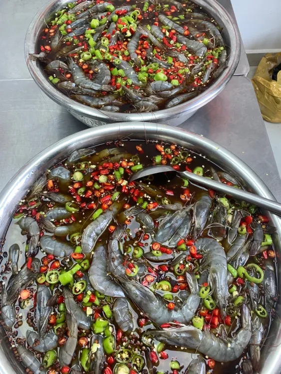 生呛虾一桶，生呛蟹一桶（一桶一斤）