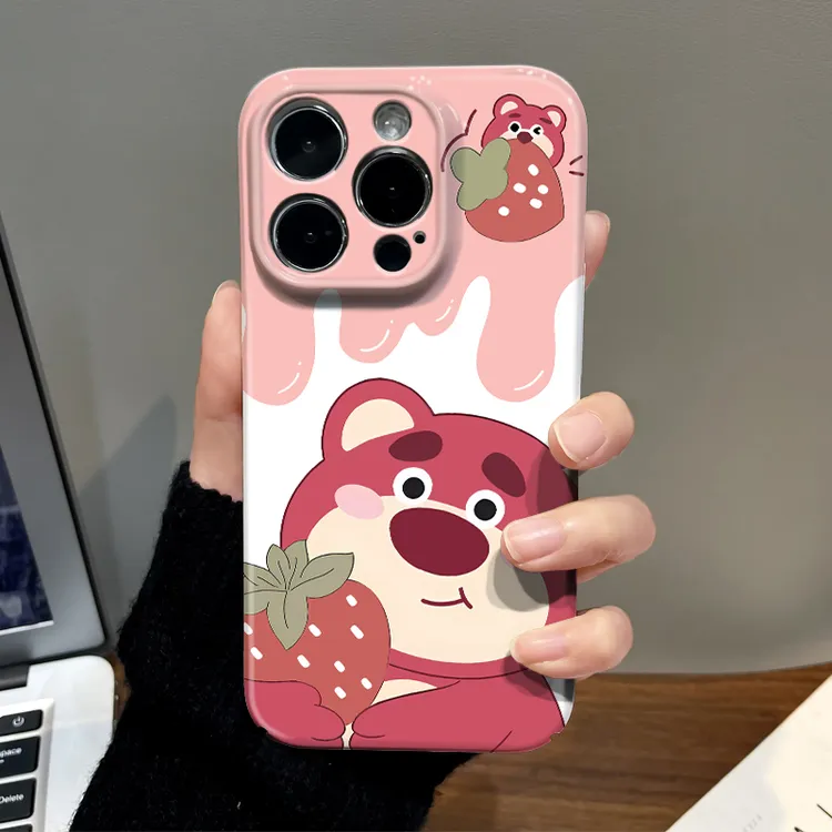 适用苹果15华为荣耀小米个性治愈可爱草莓熊精孔全包菲林手机壳MY