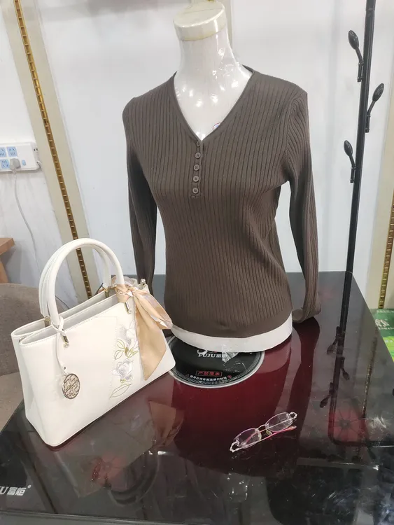 纯棉线的V领针织衫