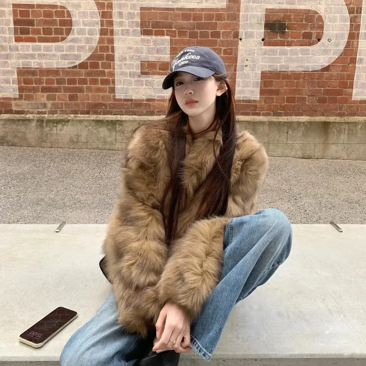 棕色美式复古独特超好看短款V领皮草外套女高级感上衣2025秋冬