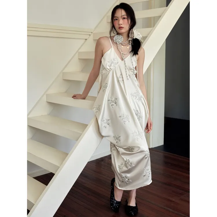 Shiitake · 新中式V领吊带连衣裙柔光缎面柳叶刺绣珠片花瓶裙