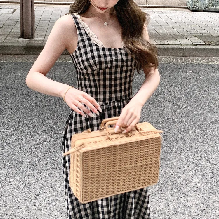 法式长裙飘逸显瘦收腰连衣裙女蕾丝刺绣吊带裙子夏白色格子裙