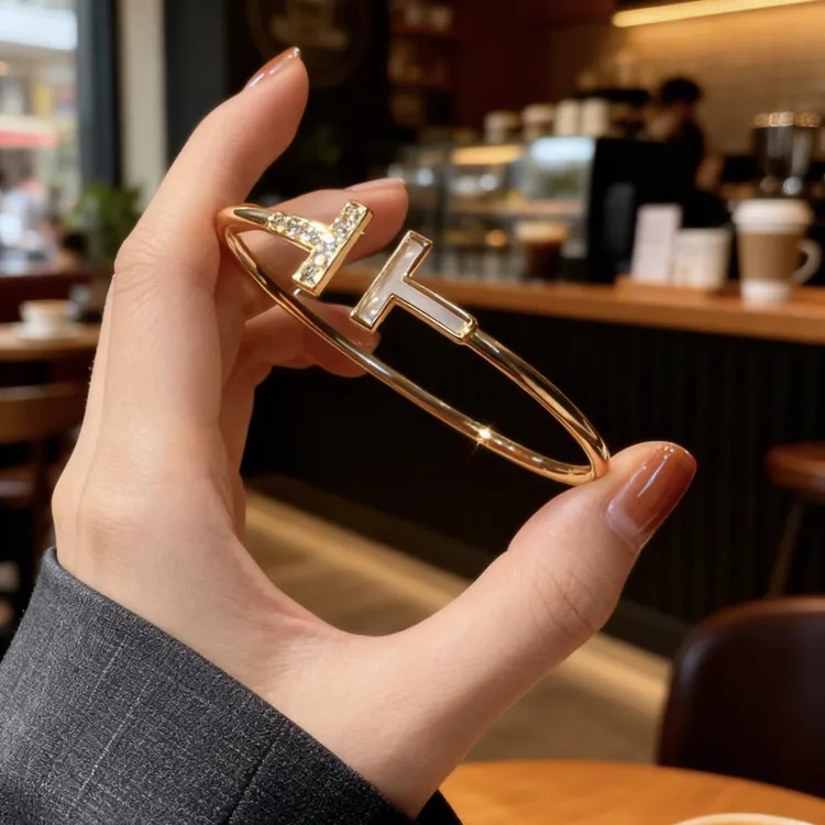 铜合金手镯 高定镀18k金气质轻奢时尚金色小众双T手镯ins不掉色