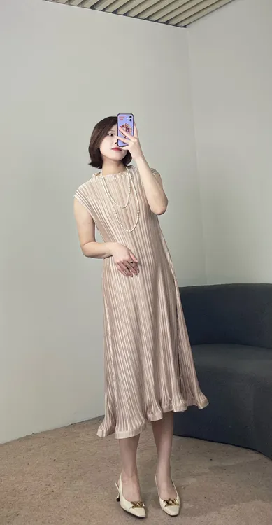 摺之韵2025年春夏新款高定缎面色丁花苞连衣裙12032