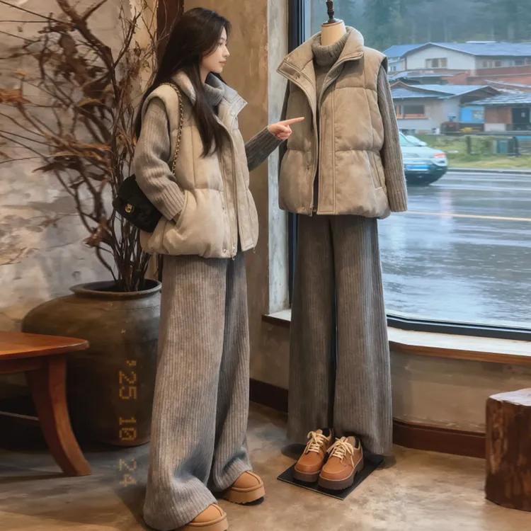 冬装搭配一整套韩系穿搭松弛感灰色针织毛衣棉服马甲阔腿裤三件套