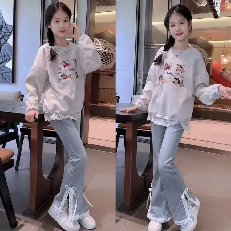 新款朵美巴拉巴拉宝宝女童卡通刺绣圆领花边卫衣设计感开叉牛仔喇