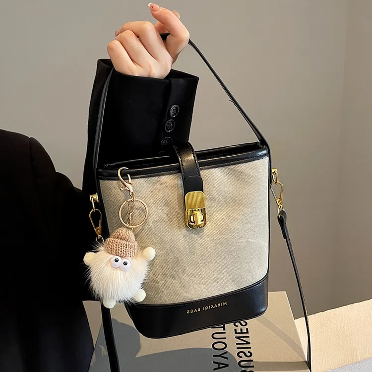 日本高级感小包女2025夏天爆款水桶包百搭小众设计单肩斜挎包轻便