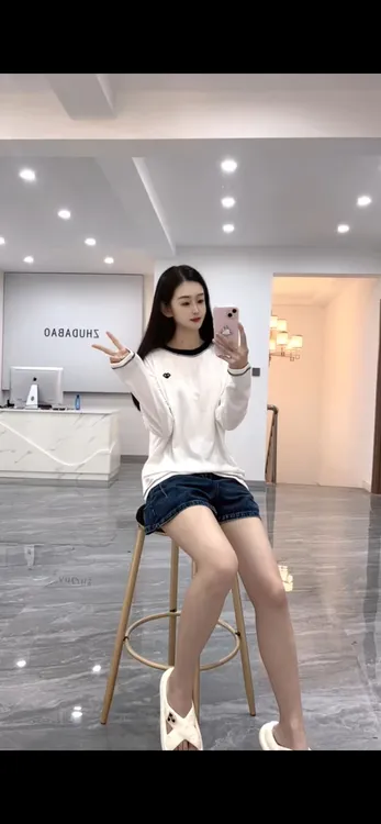 拼接领口桃心刺绣休闲T恤