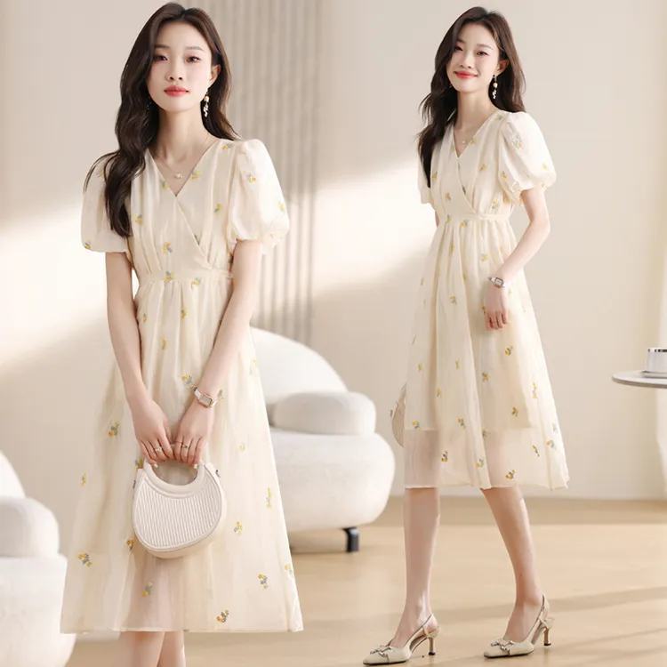 新款法式V领碎花连衣裙女夏季气质显瘦系带高腰泡泡袖刺绣裙子