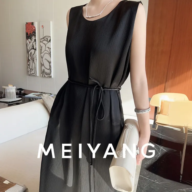 A美洋MEIYANG【商场同款】子夜连衣裙 ROW风光泽感无袖小黑裙-周一
