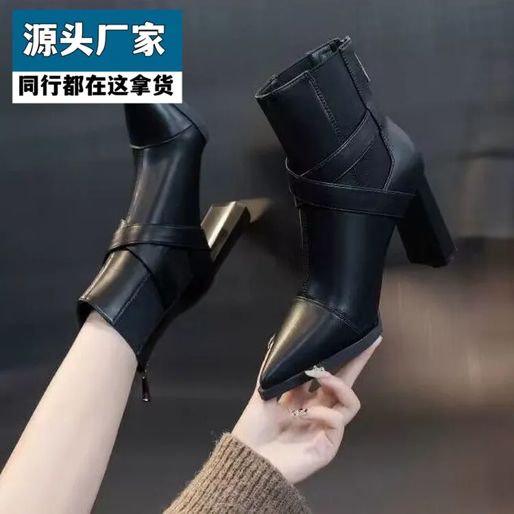 梵乐芬高跟漆皮瘦瘦靴2025冬季欧美时装马丁靴尖头粗跟棕色皮带扣
