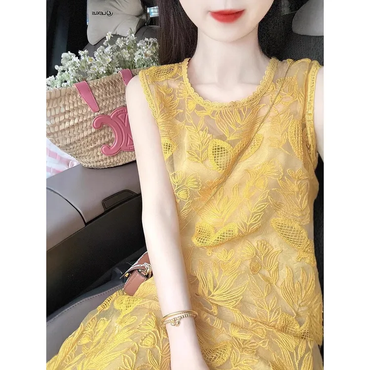 2025法式温柔风镂空黄色无袖背心连衣裙女夏季甜美度假风显瘦长裙
