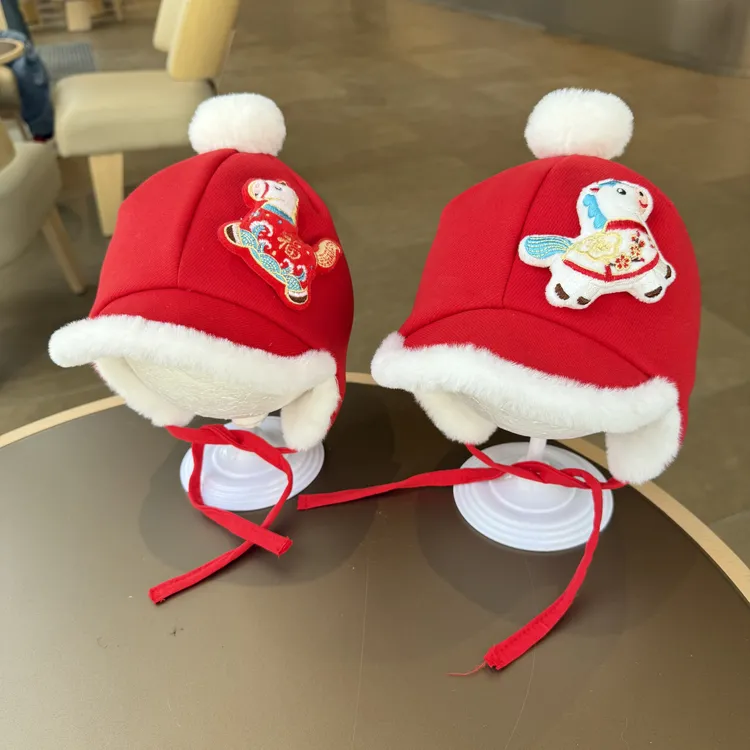 红色喜庆婴儿雷锋帽秋冬季卡通马年毛绒加厚保暖护耳帽宝宝鸭舌帽