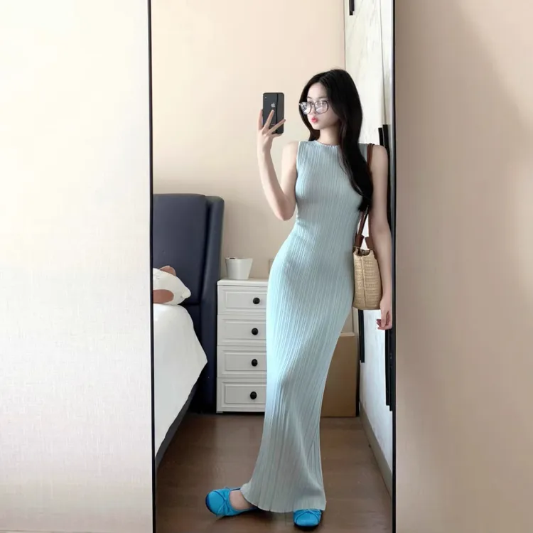 法式复古浅蓝色温柔风冰丝无袖圆领连衣裙女夏季修身显瘦包臀针织