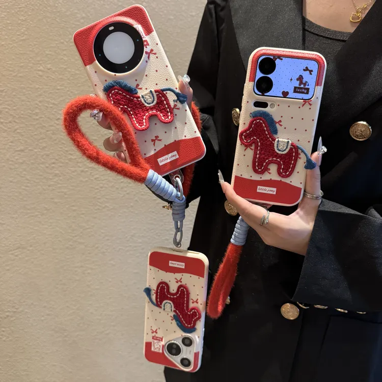 喜庆刺绣小马挂绳适用苹果17/16pro手机壳华为p80vivo小米17oppo