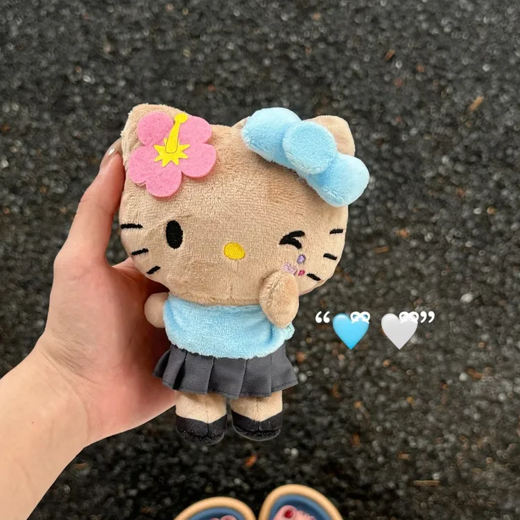 可爱黑皮百褶裙kt猫包包挂件女生毛绒玩偶书包饰品可爱公仔挂饰