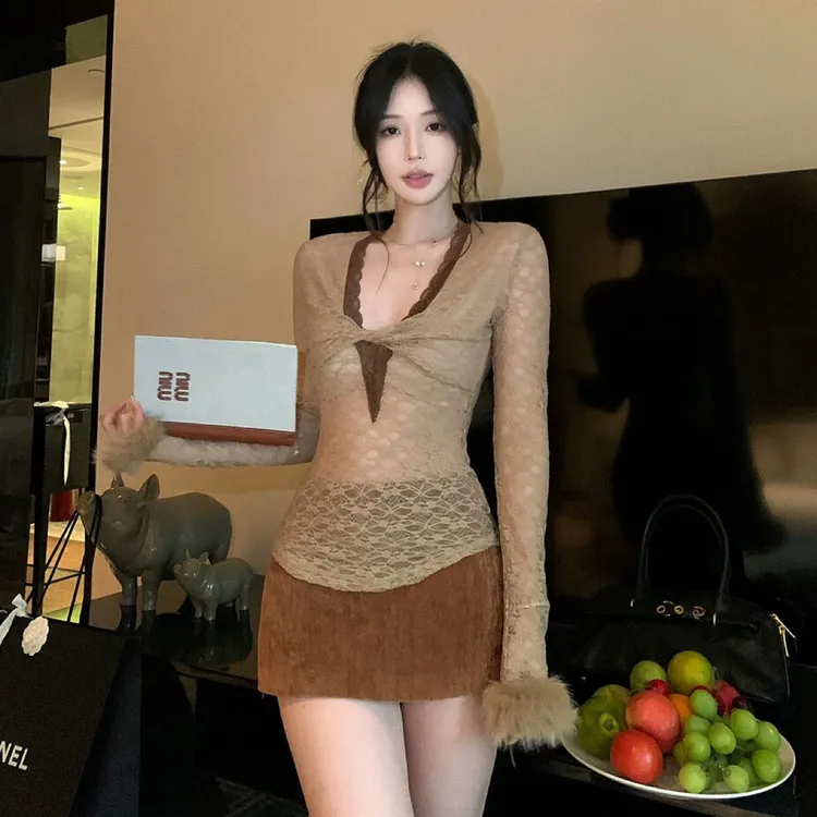 Simida斯密达-冬上新蕾丝拼接棕色毛毛袖口打底衫长袖内搭