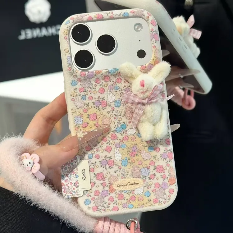 冬日碎花毛绒兔子挂绳适用苹果17手机壳iPhone华为vivo小米15oppo