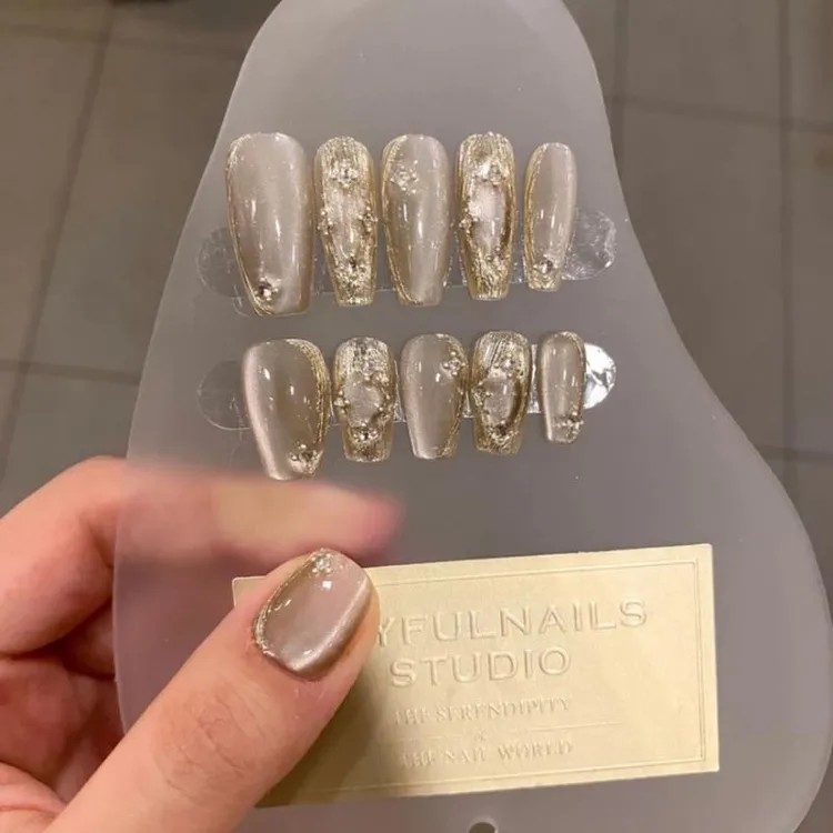 银白权杖布契拉提香槟色法式猫眼高品质纯手工穿戴甲