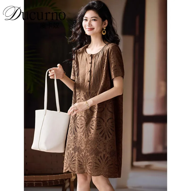 时尚显瘦刺绣镂空连衣裙女2025夏季新款宽松女装大码圆领提花裙子