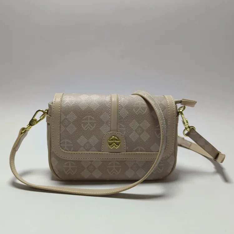 25年新款轻便女式包包夏季外出百搭品牌休闲小方包单肩包斜挎包