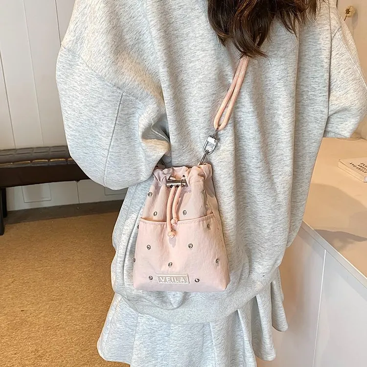 今年流行水桶包包女夏天2024新款时尚小众设计褶皱单肩斜挎包