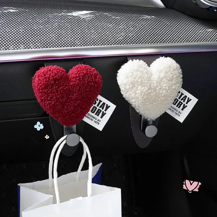 汽车挂钩可爱毛绒爱心多功能置物小挂勾车内用品粘贴式副驾驶挂钩