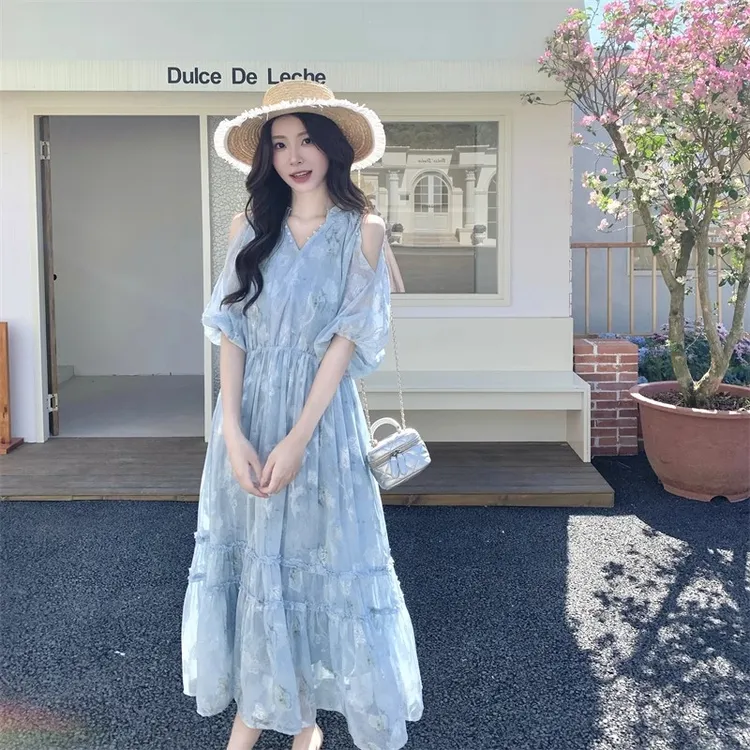 法式浪漫浅蓝色提花露肩连衣裙女夏2025新款收腰显瘦长裙减龄气质