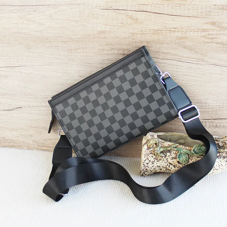 格子斜跨包2025新款7寸手机包男包手抓挎包硬皮质定型包男士潮包