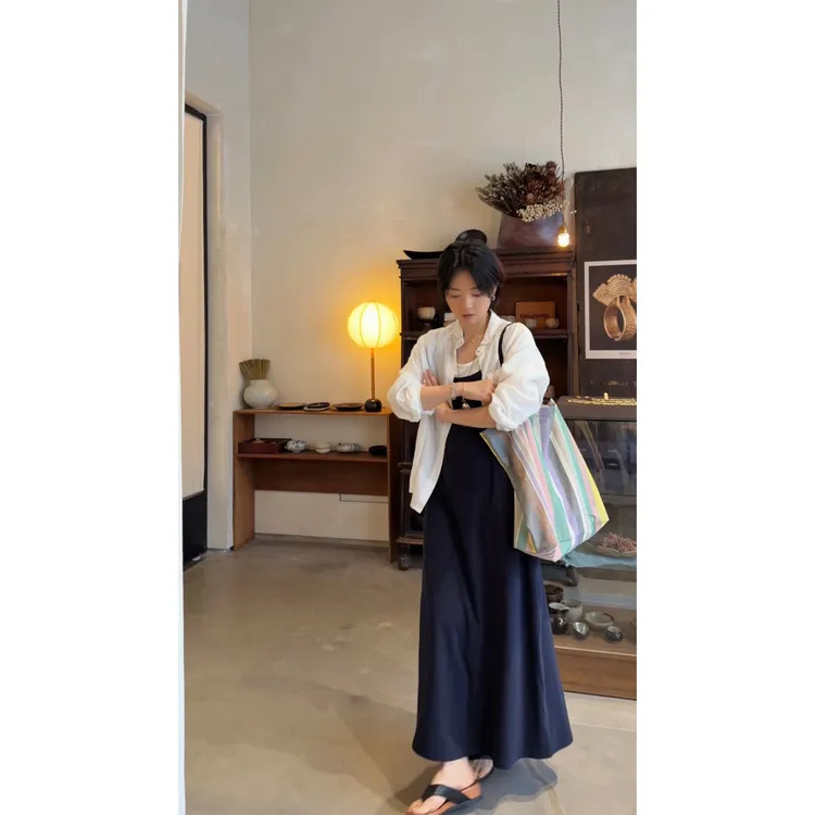 苏安家|“线条纸片人” 剪裁上下了大功夫了显瘦假两件背心裙连衣裙