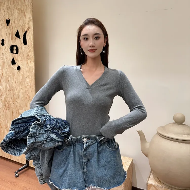「YJXD」V领长袖T恤女秋季2025新款软糯舒适时尚内搭显瘦上衣