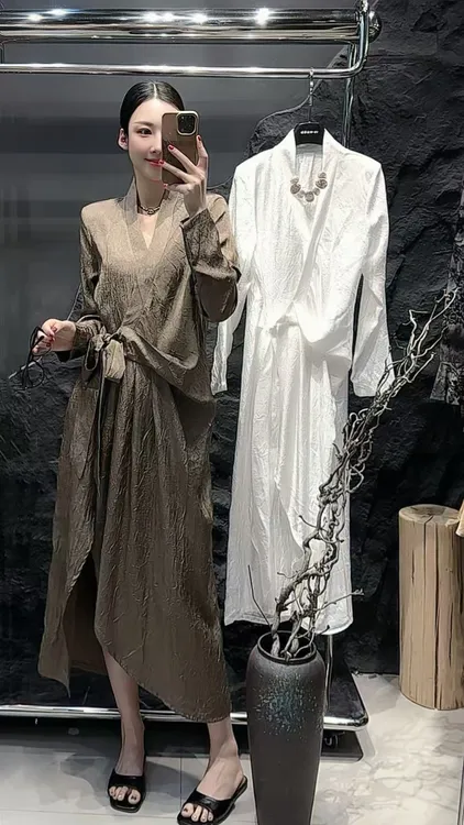 洋气时尚文艺风纯色V领连衣裙2025秋季新款复古气质大码显瘦A字裙