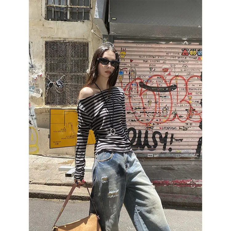 Moses Queen/魔西女王辣妹斜肩条纹长袖t恤修身收腰露肩薄款上衣