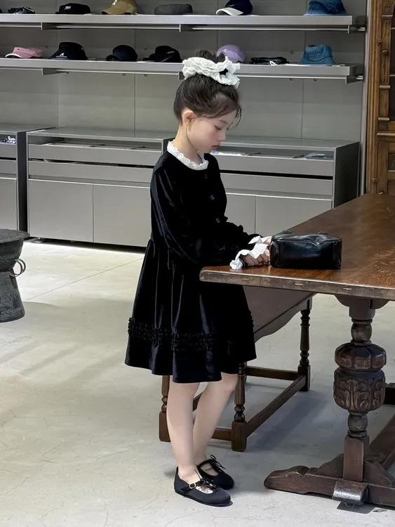 2025秋款韩版女童法式复古气质丝绒连衣裙公主裙女孩赫本风小黑裙
