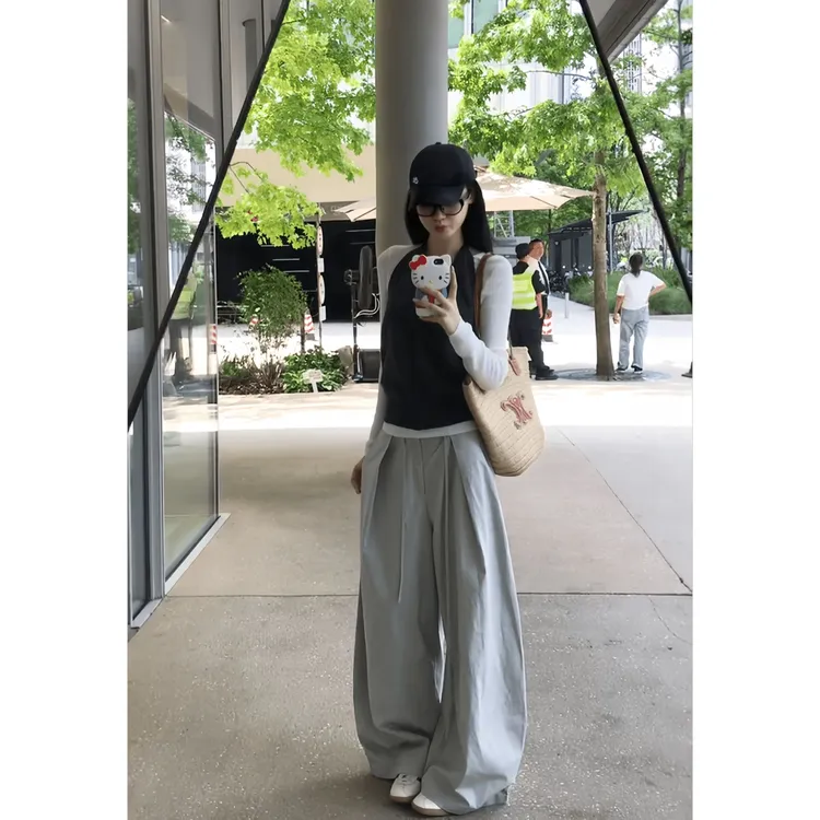 秋装女款爆款2025新款白色打底衫气质挂脖修身外穿马甲休闲裤套装