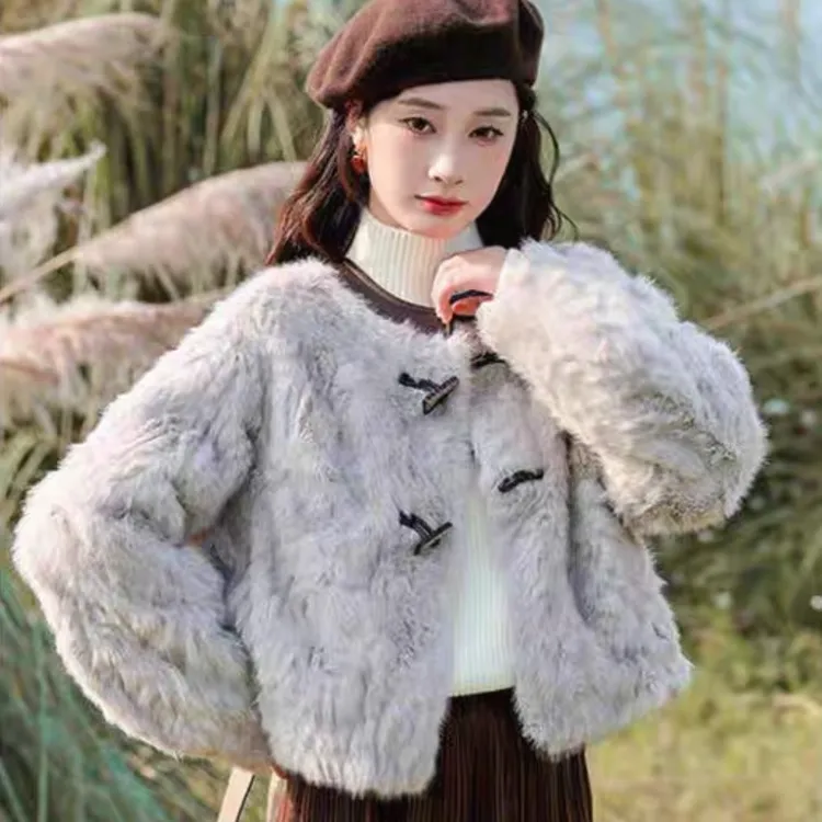 宽松常规款洋气冬季宽松型保暖女短外套开衫牛角扣小湖羊毛