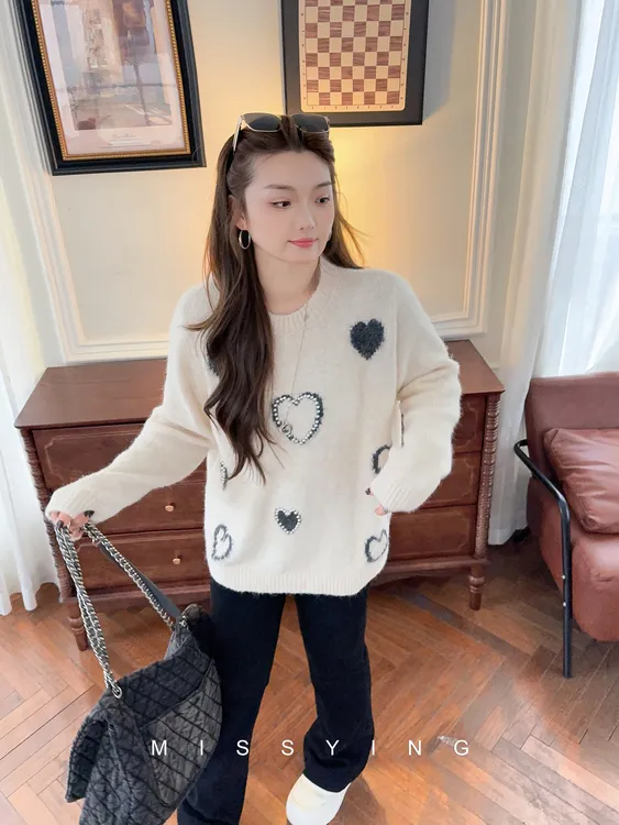 应小姐【灰魔法】微胖大码秋冬显瘦圆领爱心提花加钉珠长袖毛针织衫