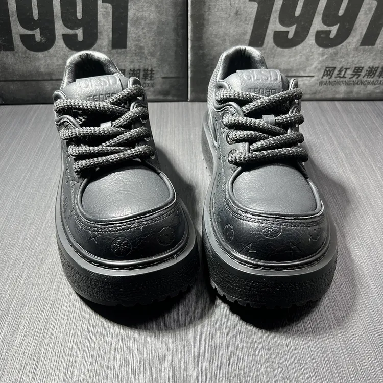 2026春季新款男士休闲皮鞋黑色中跟低帮圆头厚底潮流系带印花男鞋