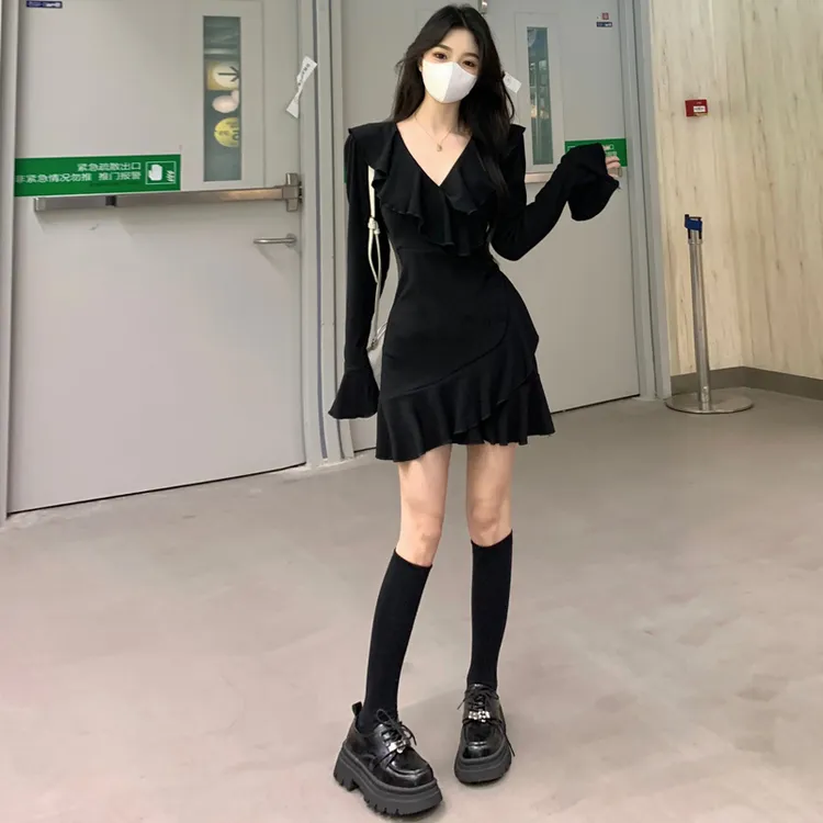 2025新款早春赫本风黑色v领连衣裙高级感纯欲风收腰显瘦鱼尾裙