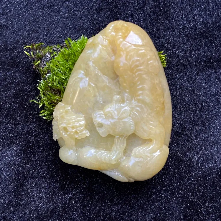 腾冲天然翡翠A货猛虎下山挂件