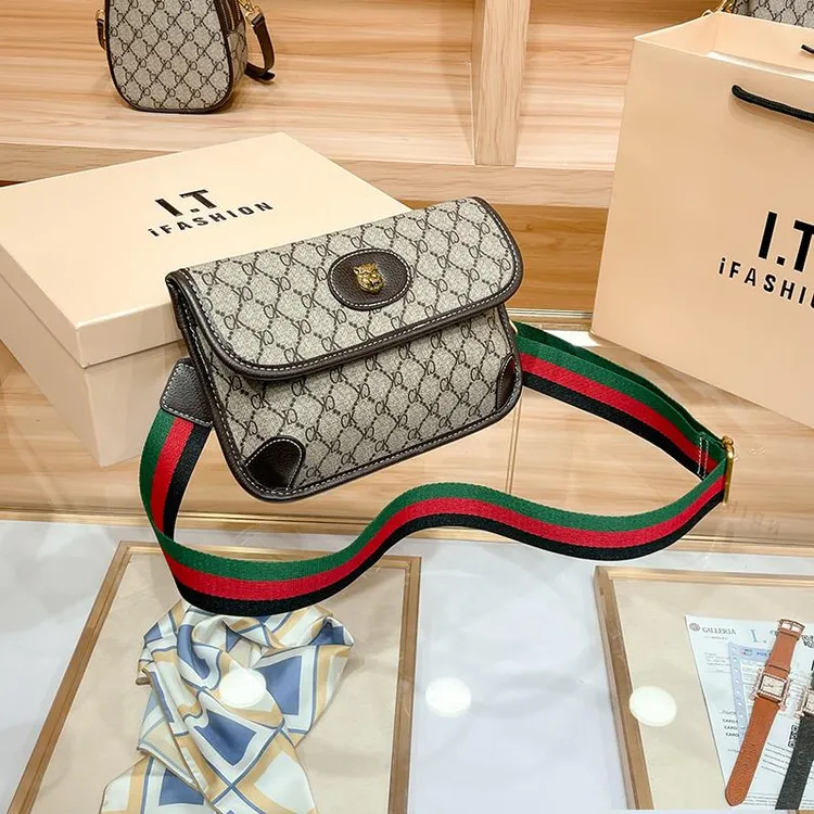 香港品牌真皮虎头包女2025新款复古小包包单肩斜挎老花腰包信封包