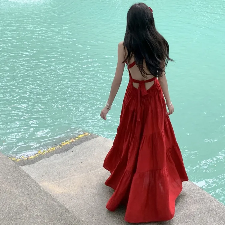 三亚海边拍照衣服超仙红色吊带沙滩长裙泰国穿搭度假连衣裙高级感