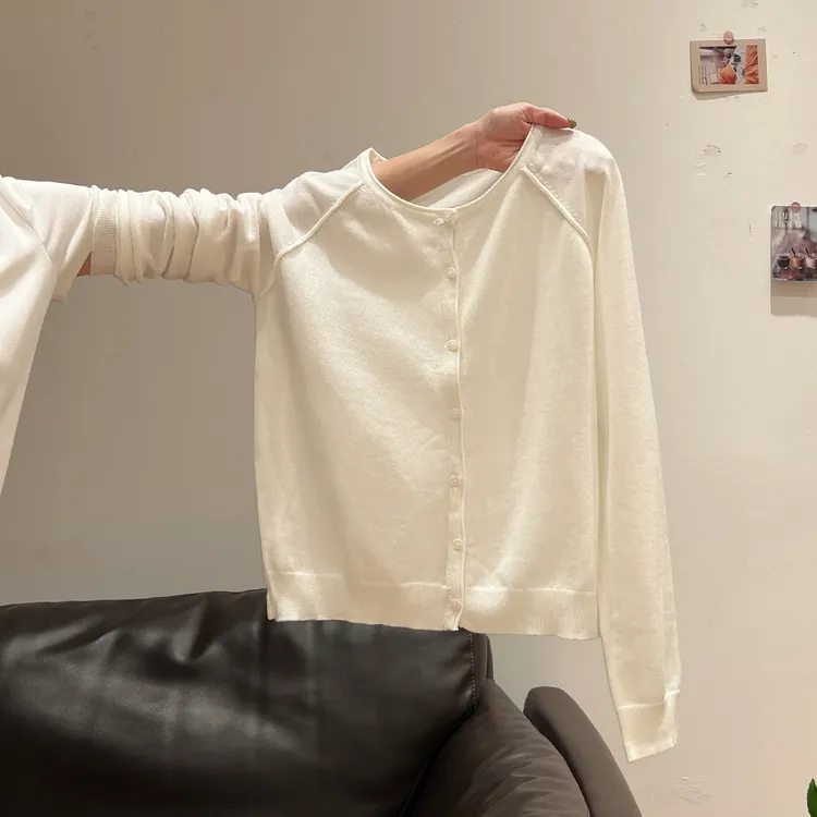 2025秋冬奶白色圆领单排扣长袖针织开衫女新款慵懒风宽松毛衣外套