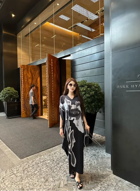 【粥粥高级定制】歌剧魅影印花V领宽松廓形中长款连衣裙