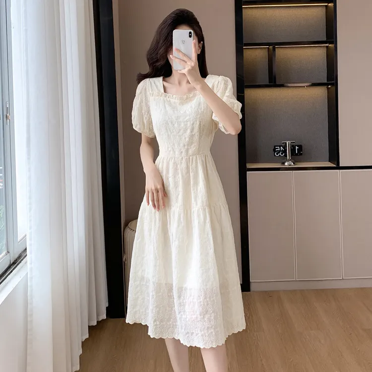 法式米白色方领连衣裙女2024夏季新款刺绣镂空短袖显瘦A字长裙