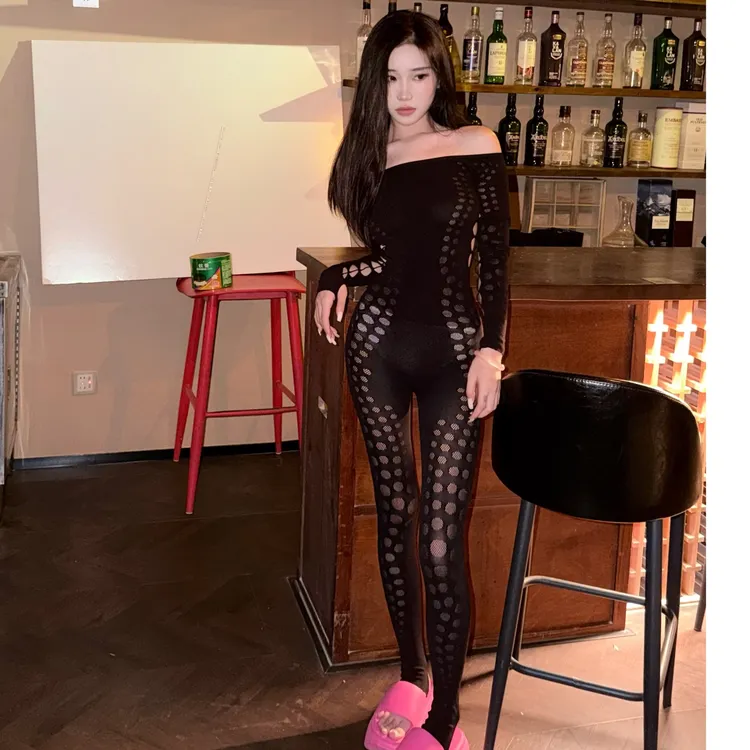 秋冬连体裤黑色漏洞一字肩长袖衣服女装女款腰间漏洞百搭连体裤