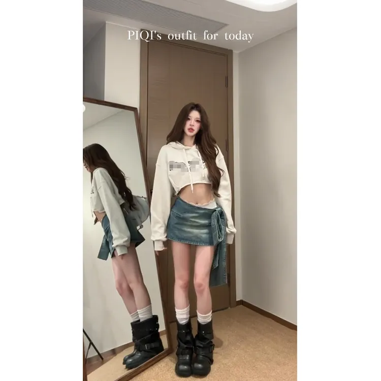 2025早秋新款美式短款连帽卫衣薄款设计感上衣配绑带牛仔短裙套装