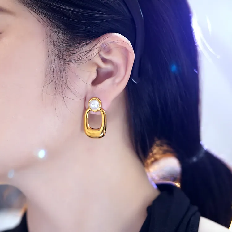 钛钢仿珍珠耳饰 欧美轻奢时尚气质百搭金色几何贝设计师耳饰女