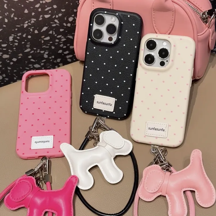 雅天立可爱波点狗狗挂绳适用iPhone16promax苹果1315手机壳14皮纹